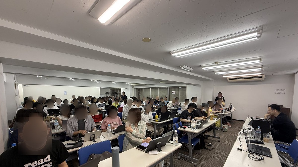 AI開発スクールの講義風景。参加者がノートパソコンで実習している様子